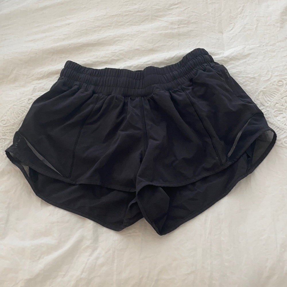 Size 4 lululemon hotty hot 2.5” shorts